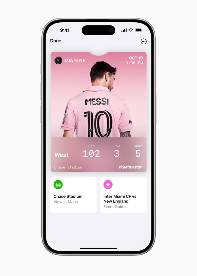 Op een iPhone 15 Pro wordt een kaartje weergegeven voor een voetbalwedstrijd tussen Inter Miami CF en New England, met opties om een plattegrond van Chase Stadium en een eventgids te bekijken.