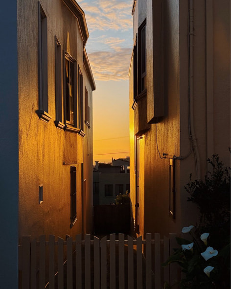 Dan Tom 使用 iPhone 15 Pro 拍攝的照片在舊金山歷史悠久的 Outer Richmond 區捕捉日落景色。