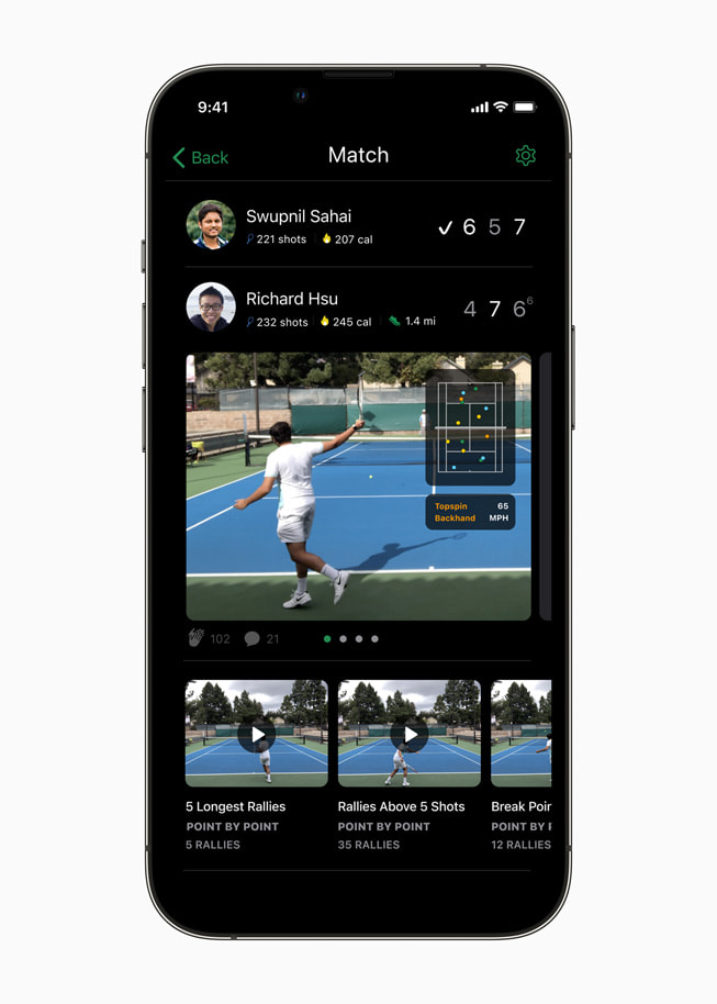 หน้าจอการเปรียบเทียบผู้เล่นใน SwingVision ซึ่งแสดงผลบน iPhone ที่แสดงสถิติของผู้เล่น 2 คน ในการแข่งขันเทนนิส