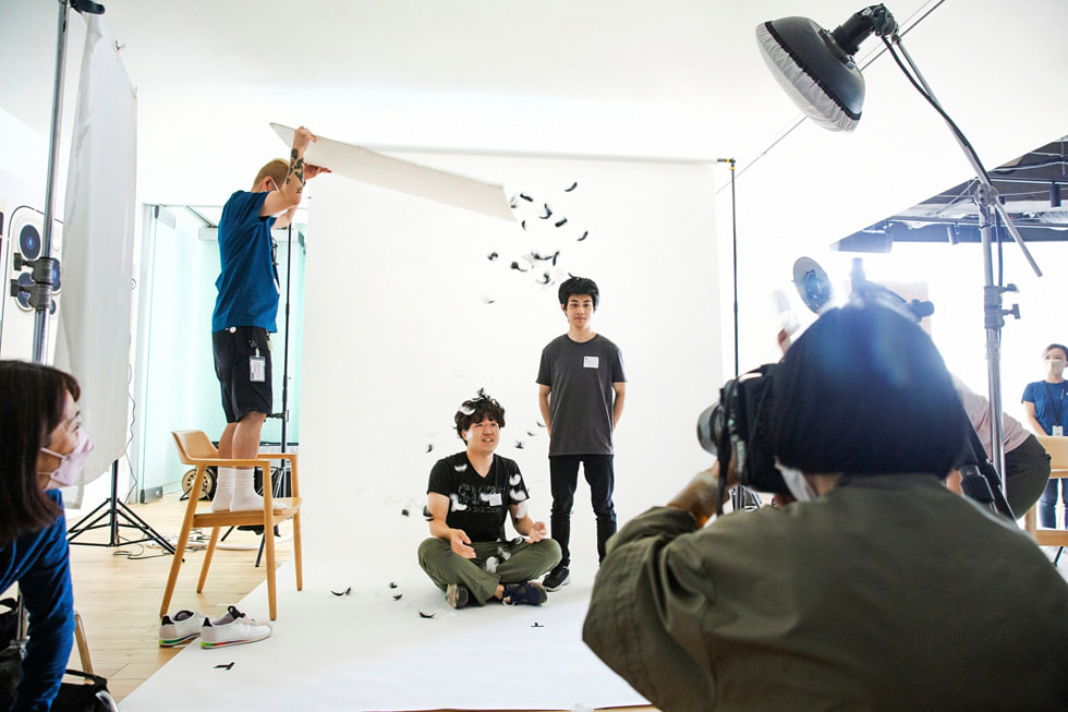 Voluntário da Apple ajuda em uma sessão de fotos com o programa Creative Studios em Tóquio.