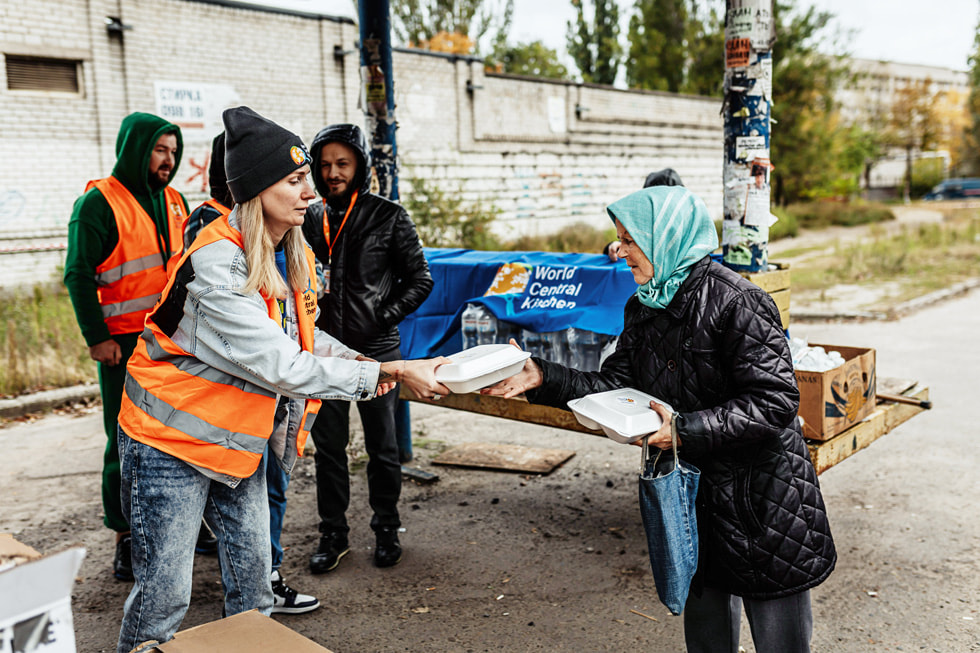 Integrante da equipe da Apple voluntaria entregando alimentos com World Central Kitchen na Ucrânia.