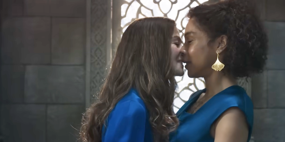 Moiraine and Siuan kiss