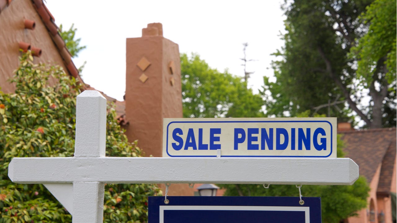 A closeup of a for-sale pending sign