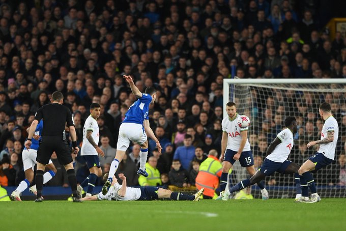 Michael Keane scores an absolute Screamer to save a point for Everton