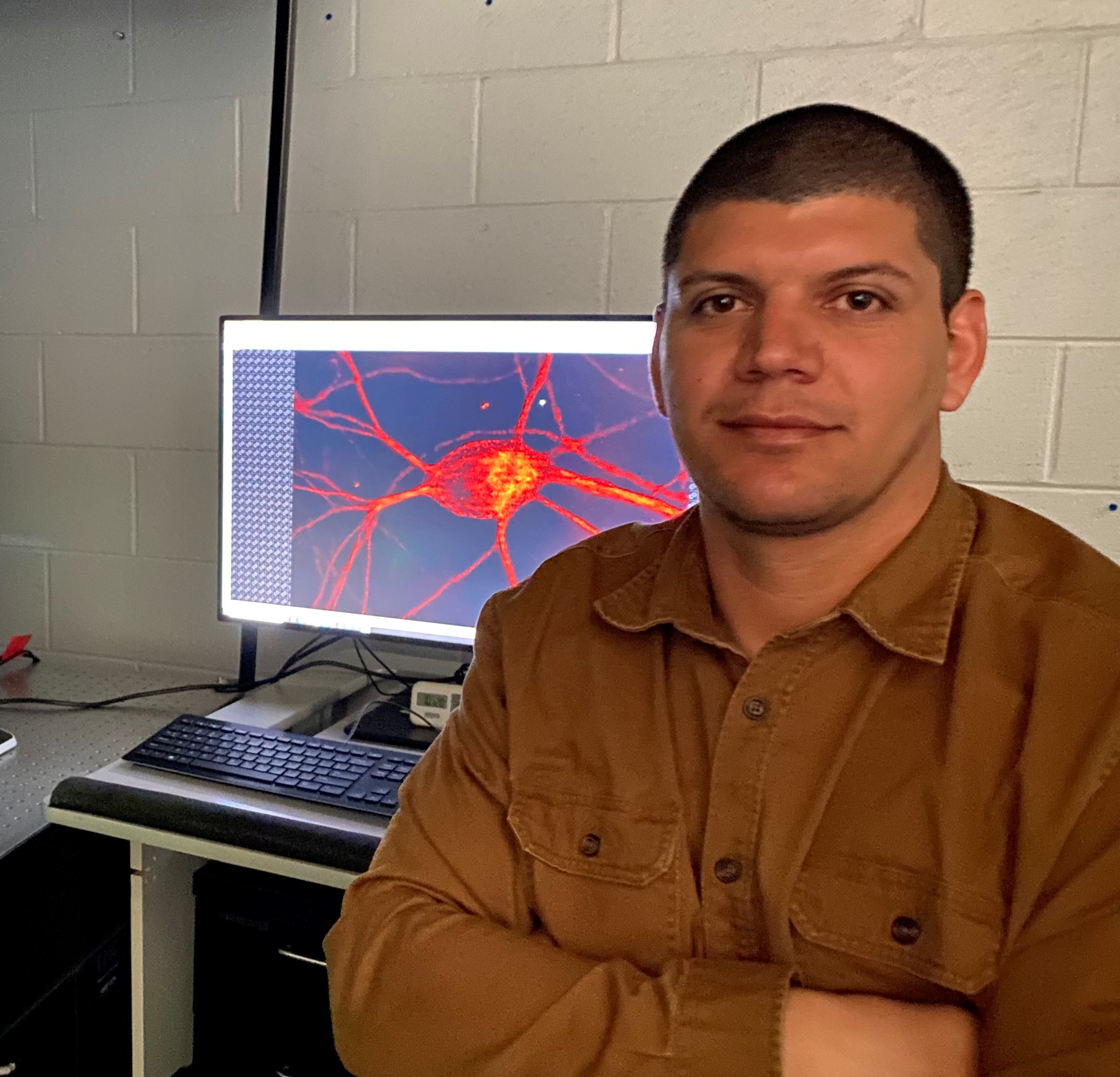 Michael Fernandes de Almeida with a microscope computer