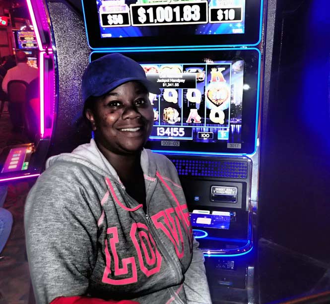 Jackpot Winner Chantedria Carter smiling