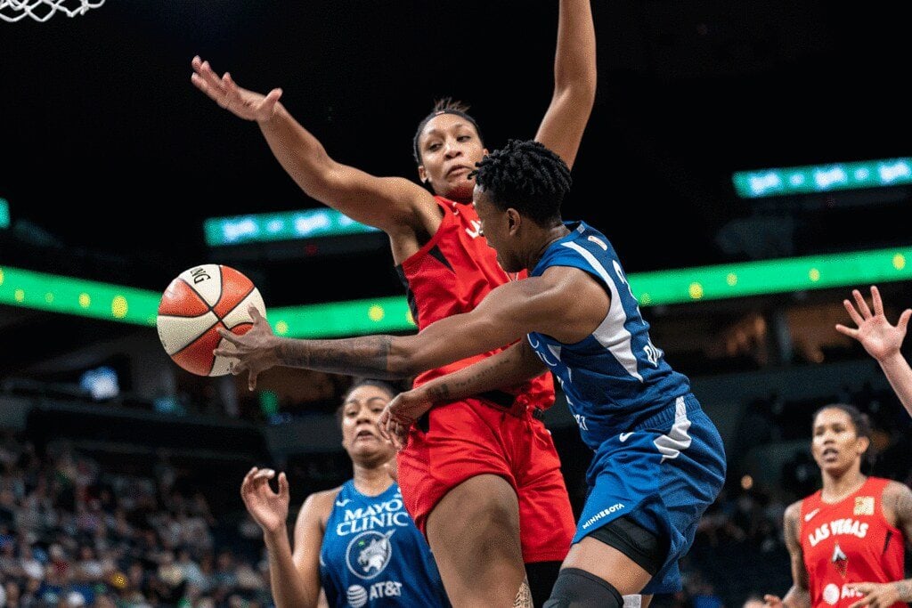 Danielle Robinson passes to Damitris Dantas around A'ja Wilson