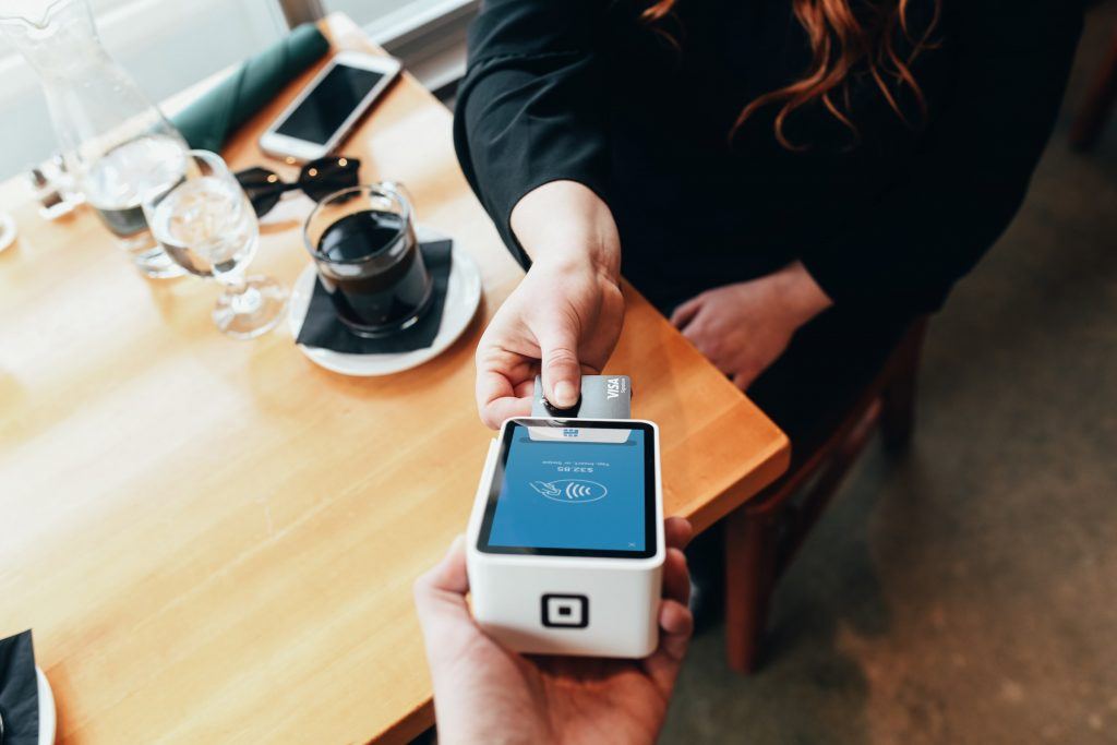 Person paying for their drink with a card