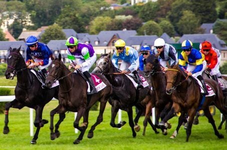 Jockeys auf Rennpferden Pferderennen