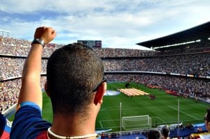 Mann im Fußball-Stadion