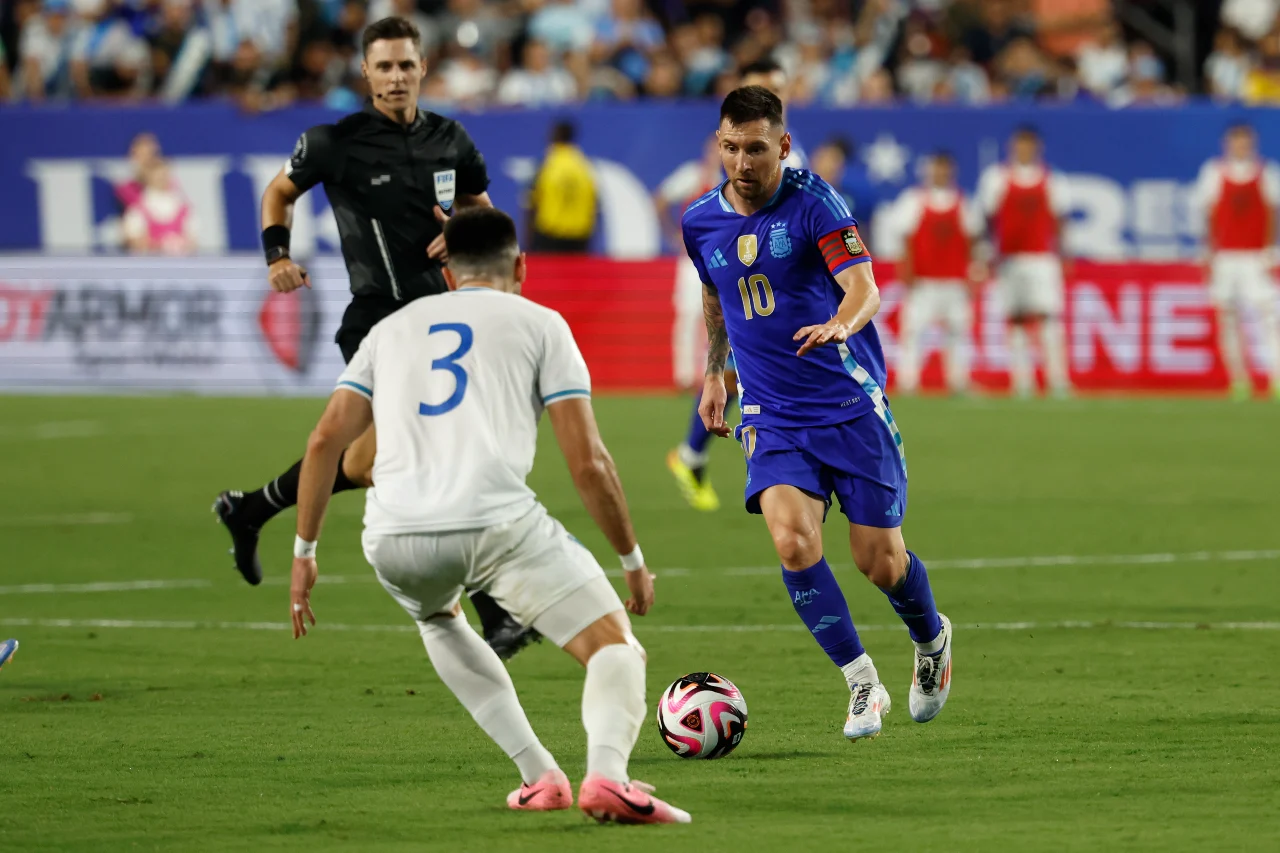 Argentina midfielder Lionel Messi (10) dribbles the ball as Guatemala defender Nicolas Samayoa (3) defends in the second half at Commanders Field.