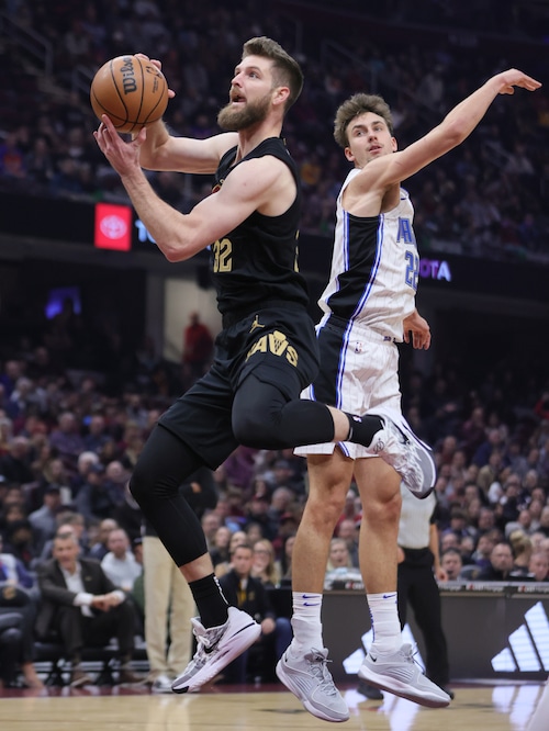 Cleveland Cavaliers forward Dean Wade drives towards the basket for a score guarded by Orlando Magic forward Franz Wagner