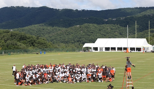 The Cleveland Browns team gets a team photo after practice