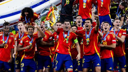 Seleção Espanhola levanta a taça da Eurocopa 2024