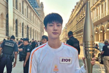 Jin, do BTS, carrega a tocha olímpica em Paris