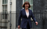 Nova ministra das Finanças do Reino Unido, Rachel Reeves, deixa residência oficial do primeiro-ministro britânico em Londres 