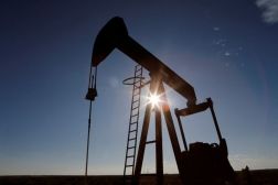 Petróleo fecha em ligeira queda após dados fracos sobre corte de juros nos EUA
