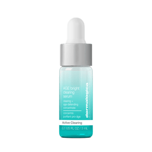 Eine kleine, durchsichtige Flasche AGE Bright Clearing Serum Luxus-Probe mit grauer Tropfkappe. Das Etikett weist darauf hin, dass es sich um ein reinigendes und Anti-Aging-Konzentrat mit Salicylsäure handelt, 0,1 US FL OZ (3 ml).