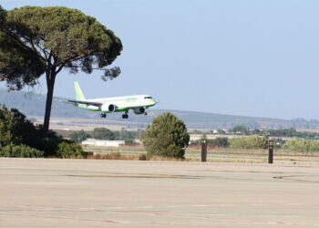 Avión aterrizando en el aeropuerto gaditano / FOTO: Diputación