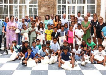 Posado con los niños y sus familias de acogida / FOTO: Diputación