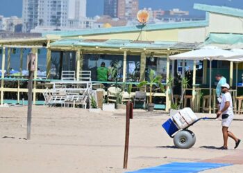 Trabajando en la playa / FOTO: Eulogio García