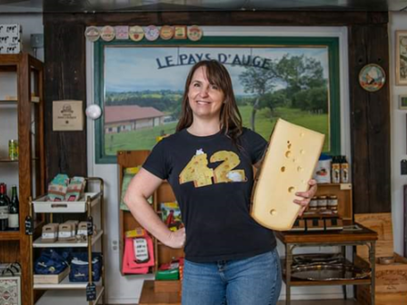 Picture of Mélodie Picard holding cheese