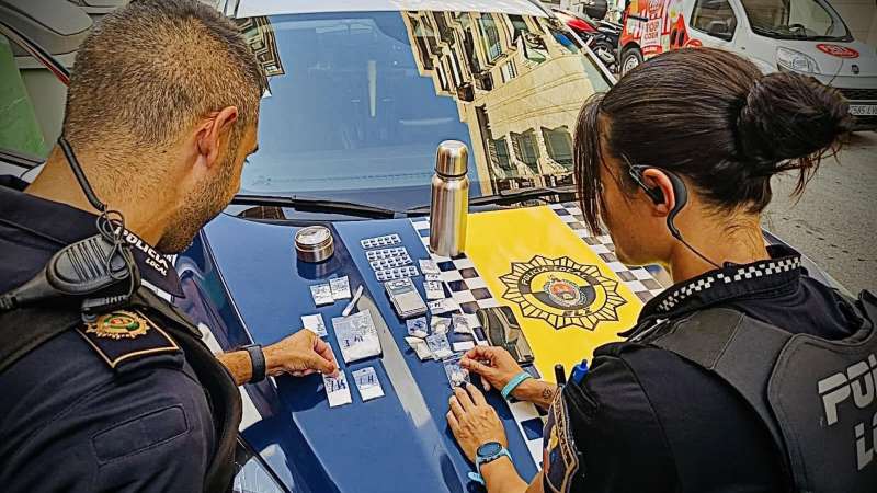 La Policía Local de Elche, en la intervención, en una imagen facilitada a EFE.
