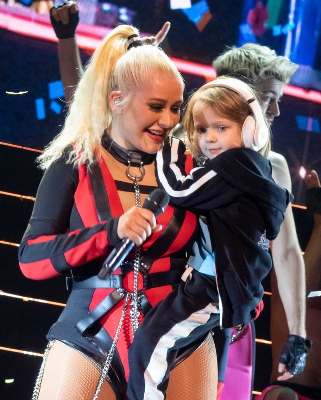 christina aguilera brings daughter summer onstage in london