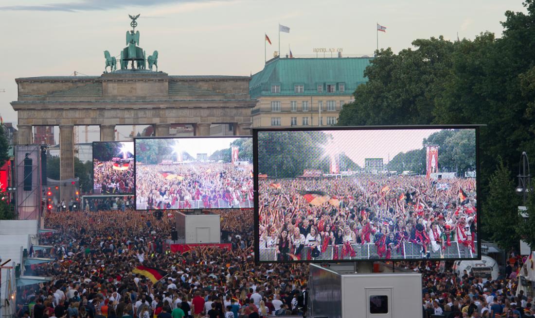 Die Straße des 17. Juni zwischen Brandenburger Tor und Siegessäule wird während der EM 2024 wieder zum großen Treffpunkt für Fußball-Fans. (Archivfoto)