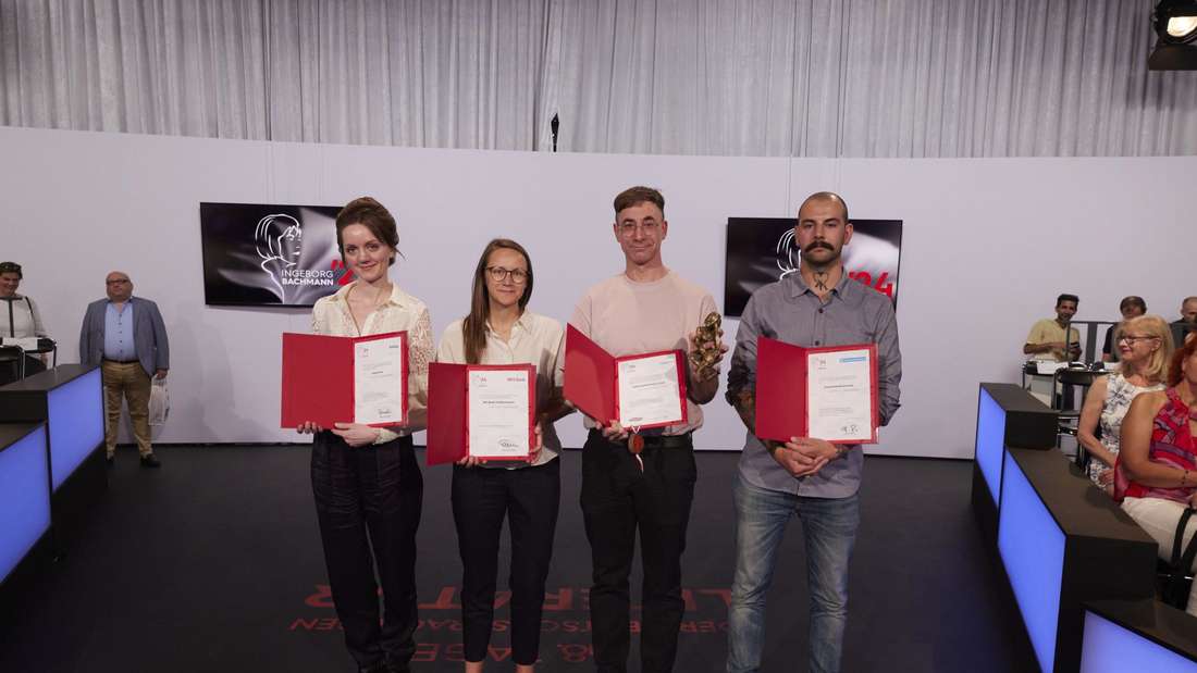 Im ORF-Studio in Klagenfurt: Bachmannpreisträger Tijan Sila (2.v.r.) mit Tamara Štajner, Johanna Seebauer und Denis Pfabe.