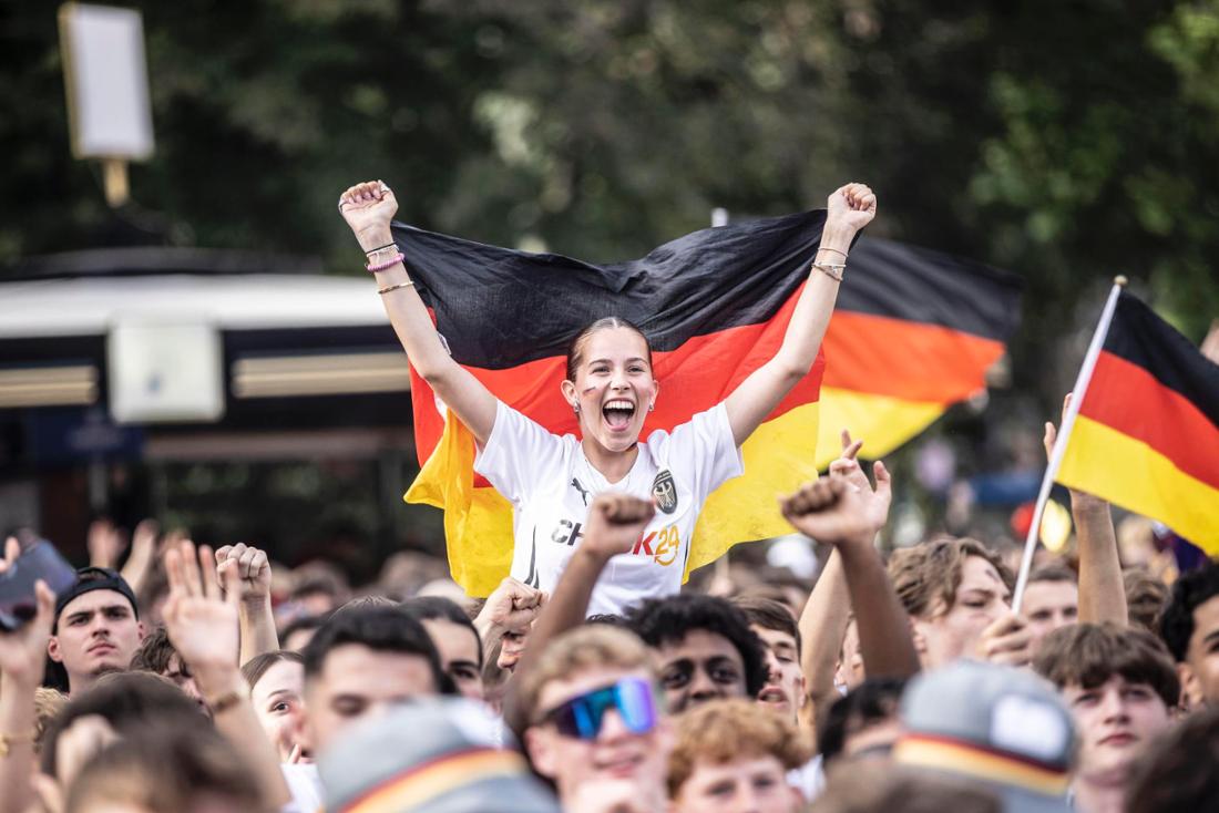Tausende Fans waren auf die Fanmeile am Frankfurter Mainufer gekommen.