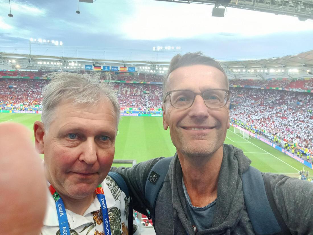 Mit Günter Klein (Daumen hoch) nach dem Spiel im Stuttgarter Stadion.