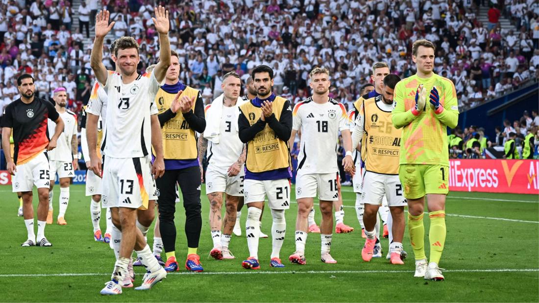 War die Partie gegen Spanien nicht nur für Toni Kroos das letzte Länderspiel? Auch die Altstars Thomas Müller (vorne links), DFB-Kapitän Ilkay Gündogan (m., im gelben Leibchen) und Manuel Neuer (ganz rechts) könnten sich nach dem EM-Aus aus der deutschen Nationalmannschaft verabschieden.