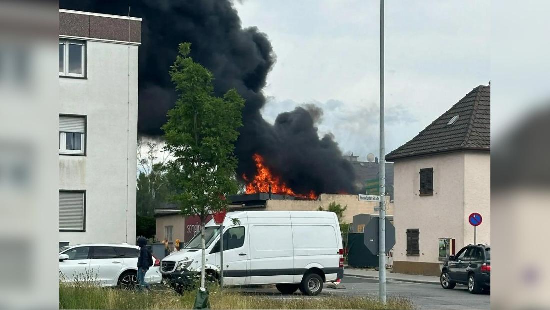 Schwarzer Rauch stieg vom Gebäude in Sprendlingen auf, dessen Dachstuhl am Samstag in Flammen stand.