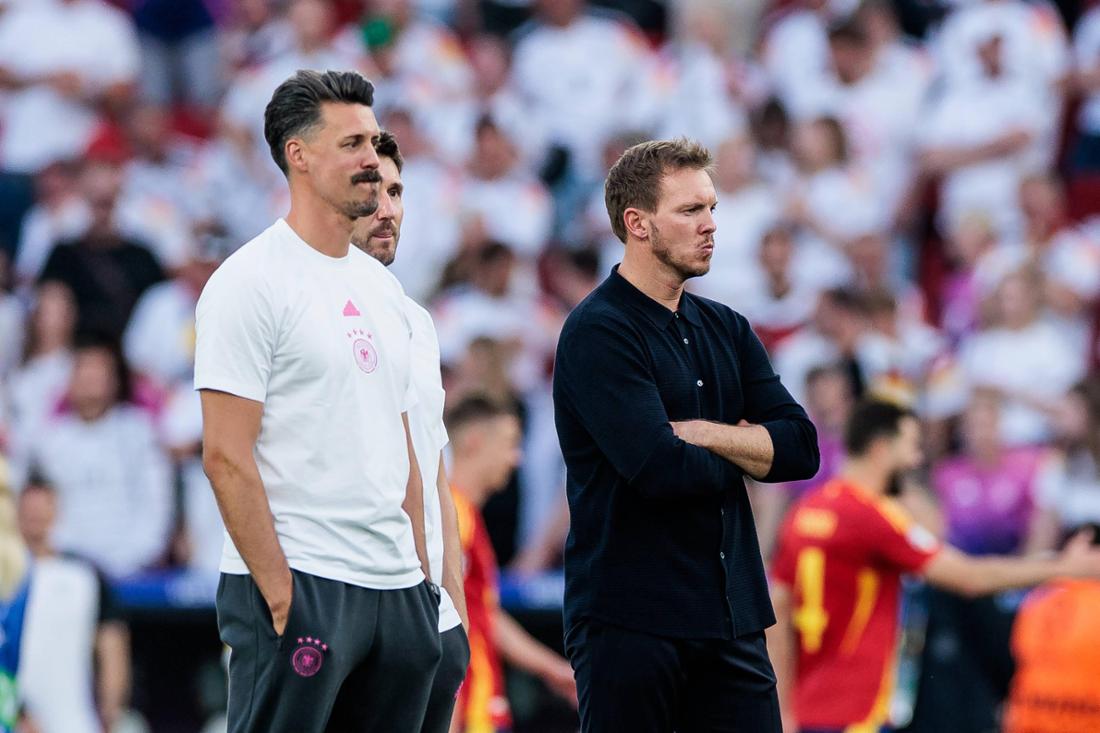 Sandro Wagner (l.) und Bundestrainer Julian Nagelsmann an der Seitenlinie