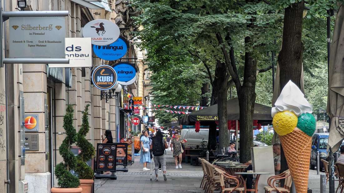 Mehr Platz für Menschen, weniger für Autos: Die Mehrheit im Ortsbeirat will einen Abschnitt der Kaiserstraße in eine Art Flaniermeile verwandeln.