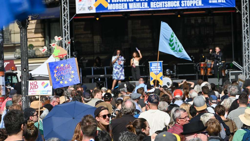 Großdemo in Frankfurt gegen Rechtsextremismus: Raves und Lebkuchenherzen gegen den Hass