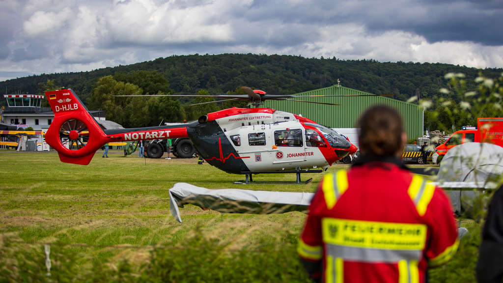 Flugzeug stürzt bei Showevent ab: Pilot im Krankenhaus – Bahnstrecke musste gesperrt werden