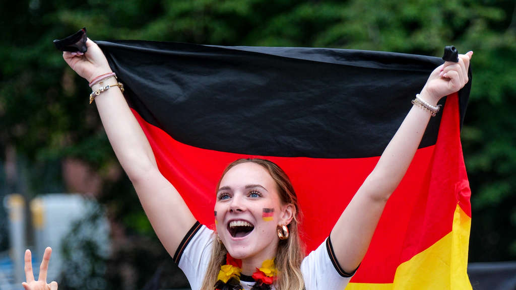 DFB-Elf im Viertelfinale gegen Spanien – Fans feiern friedlich in der Fan Zone am Main