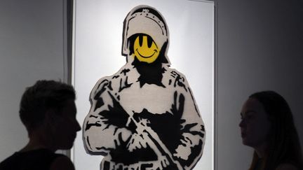 "Smiling Copper", œuvre de Banksy exposée au Forbidden Art Museum, à Barcelone. (LLUIS GENE / AFP)