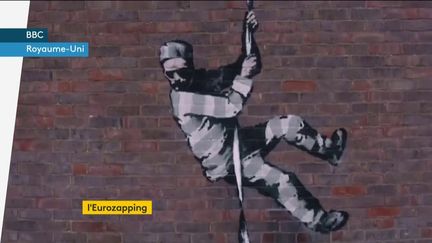 Le&nbsp;graffiti de banksy qui orne le mur de l’ancienne prison de Reading. (franceinfo)