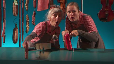 "Ultra saucisse", avec Fanny Brunet et Delphine Bouvier, est l'une des créations sur le harcèlement scolaire présentée lors de cette 32e édition du festival Au bonheur des mômes. (France 3 Alpes)