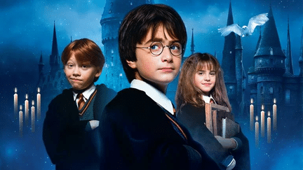 Affiche du film "Harry Potter à l'école des sorciers", avec Daniel Radcliffe, Rupert Grint, Emma Watson dans les rôles de Harry, Ron et Hermione, 2001. (WARNER BROS FRANCE)