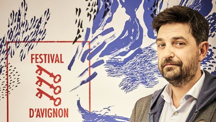 Le metteur en scène Tiago Rodrigues lors de la présentation de la programmation de la 77e édition du Festival d'Avignon (© Christophe Raynaud de Lage)