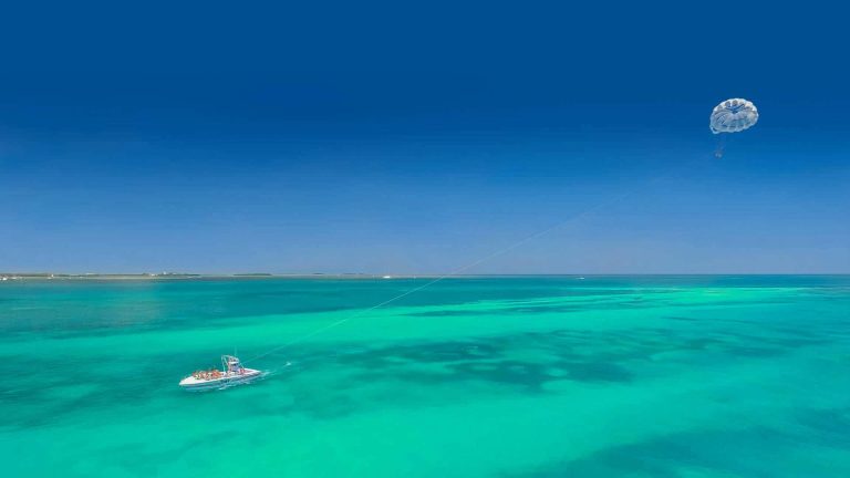 Image of people parasailing in Key West