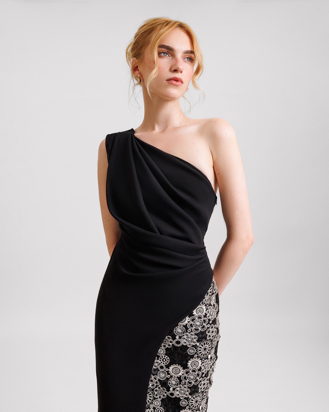 One-Shoulder Dress Embroided on The Side