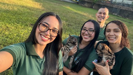 As veterinárias gêmeas Leana e Leandra Moraes com os filhotes gêmeos e equipe do Instituto Chico Mendes