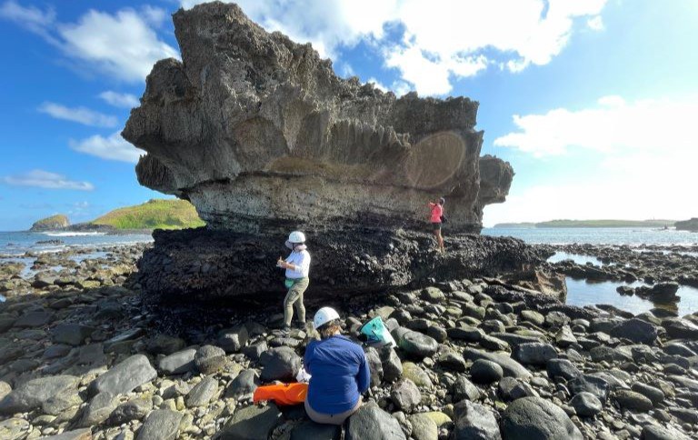 Pesquisadoras realizam a caracterização das rochas nos principais atrativos do parque nacional marinho - foto Giselle Vasconcelos/ICMBio