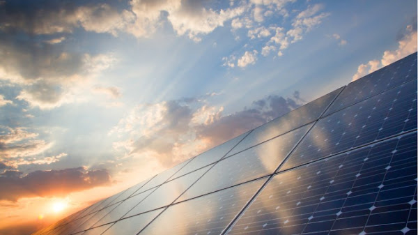 Panneau solaire devant la ligne d'horizon 