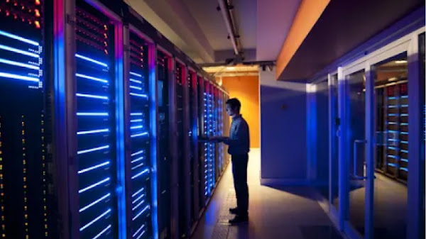 Uomo che controlla i collegamenti del data center